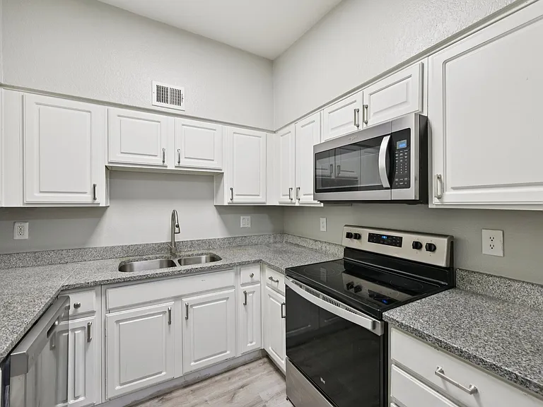 Cornell Apartments — Photo 16