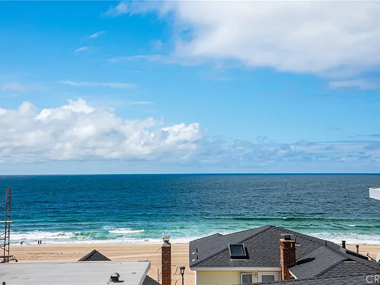 2406 Ocean Dr — Photo 2