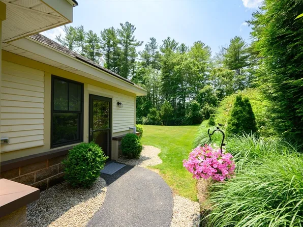 599 Washington St #1, Pembroke, MA 02359