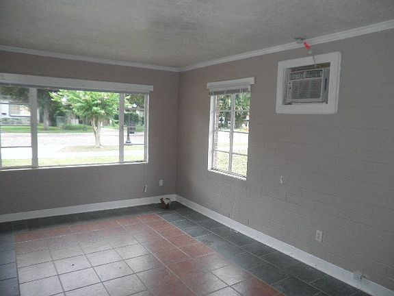 3rd image of 226 S Summerlin Ave