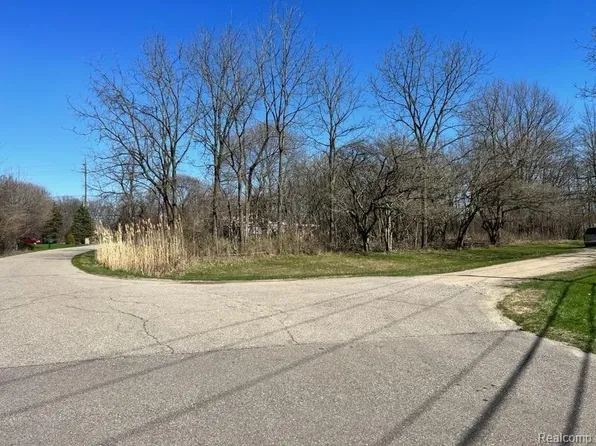 Hickory Dr #207, Grosse Ile, MI 48138