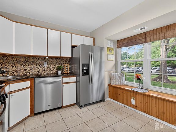 5th image of 404 McDowell Dr
