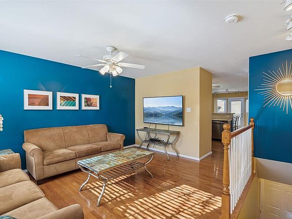 4th image of 3267 Country Hollow Dr