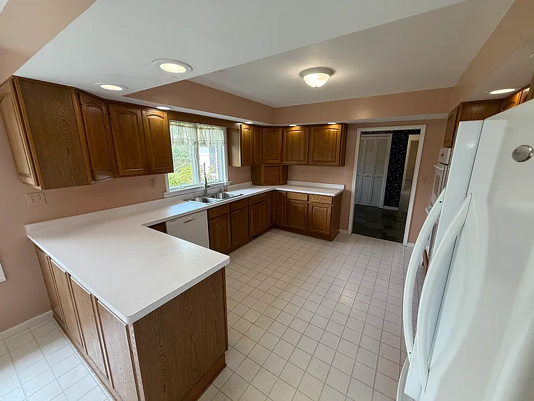 579 Colby St — Photo 14