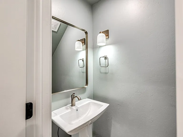 614 W 2nd St #110 — Photo 16