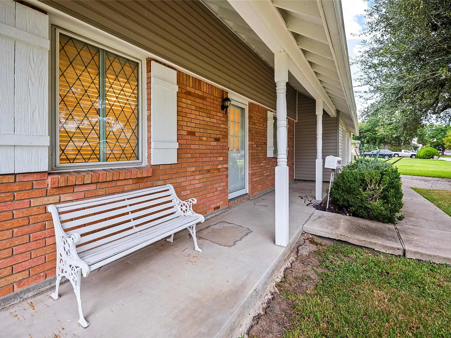 3 bed, 1.0 bath, 1092 sqft, $1,700 — Photo 3