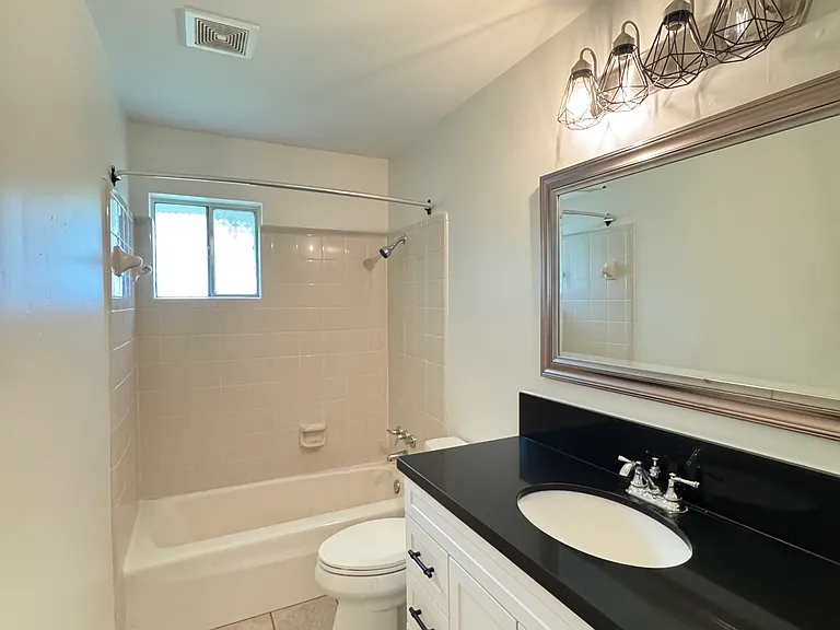 2318 N Austin Ave — Photo 6
