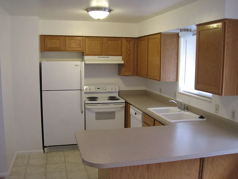268 W Pioneer Cir — Photo 2