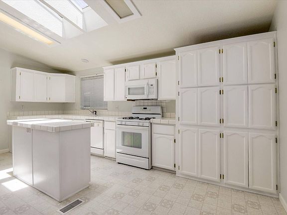 3rd image of 1225 Vienna Dr Space 218