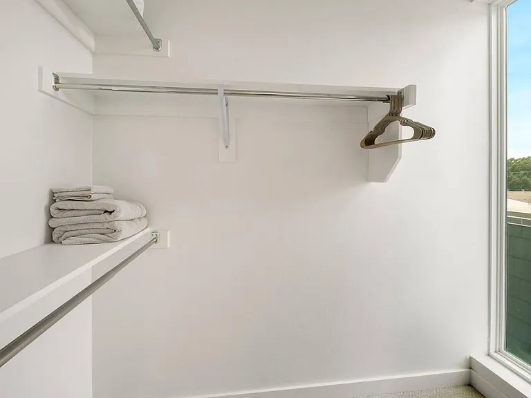 427 W 10th St #103 — Photo 8