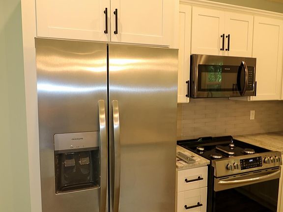 3rd image of 104 Brookshire Ln