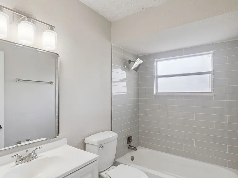 2853 Sanford Ave — Photo 7