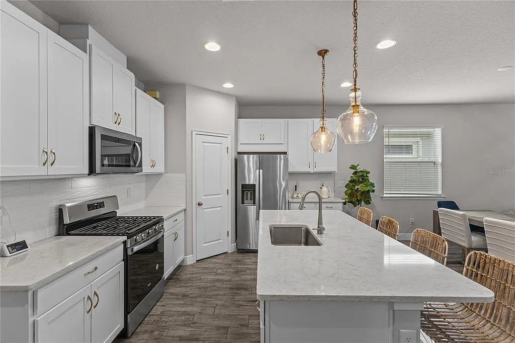 3 bed, 2.0 bath, 1950 sqft, $3,200 — Photo 4