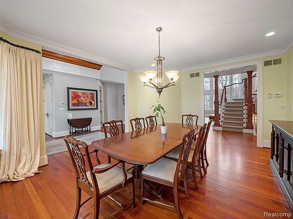 3rd image of 841 Highwood Dr