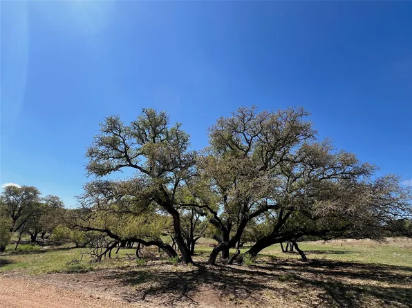 1 Barlow Dr, Briggs, TX 78608