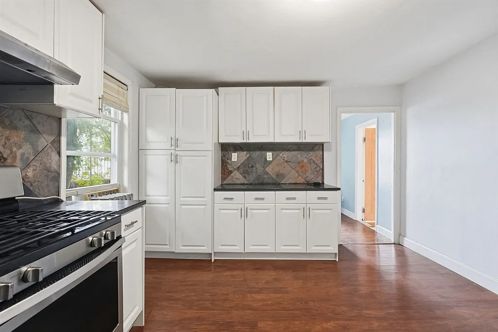 3 bed, 1.0 bath, 1034 sqft, $2,500 — Photo 4