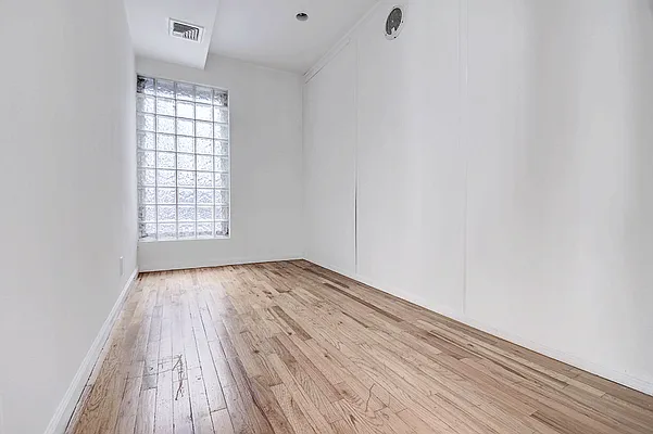 Rented by Urbane Brokerage | media 51