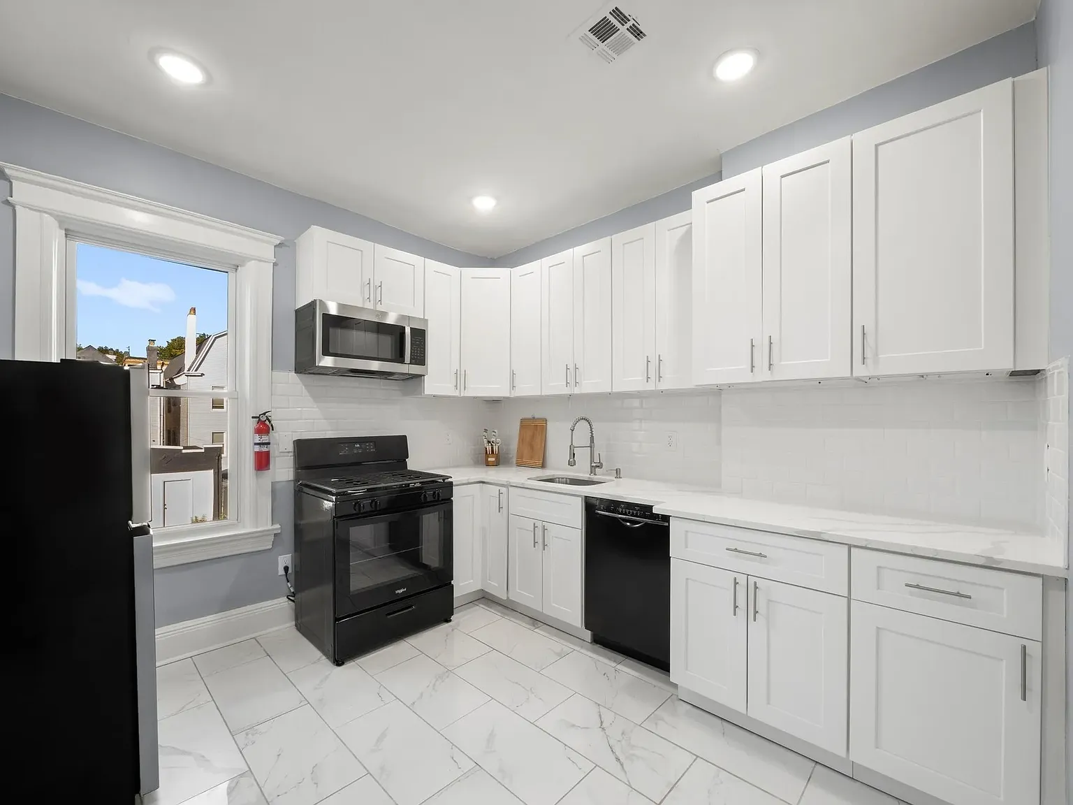 3 bed, 1050 sqft, $3,000 — Photo 3