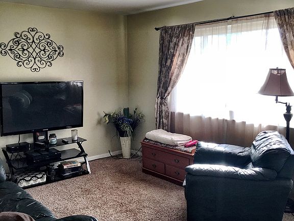 4th image of 220 Oak Dr