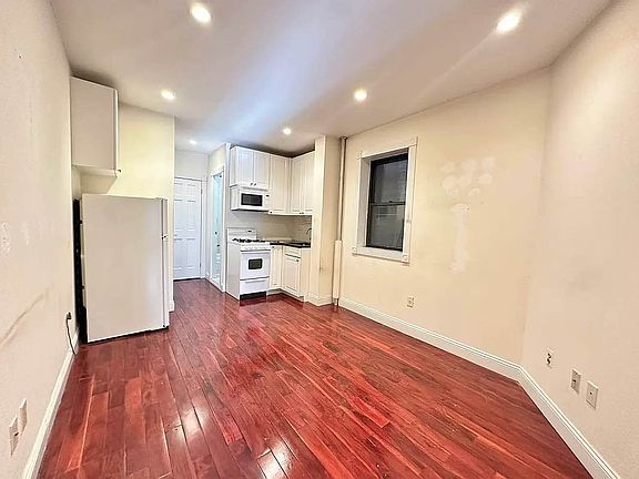 2nd image of 226 E 26th St #3V