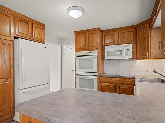 5th image of 221 Bel Air Dr