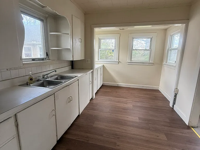 126 Wesley Ave — Photo 2