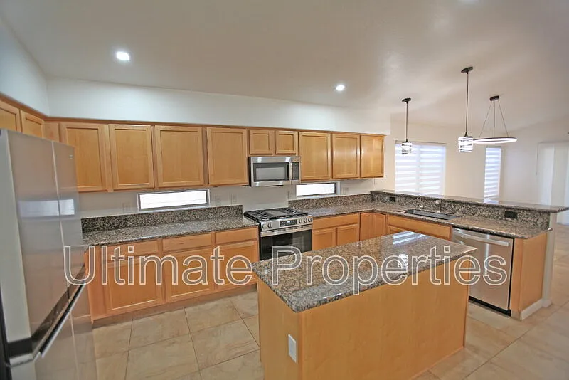 3 bed, 2.0 bath, 1702 sqft, $3,245 — Photo 4
