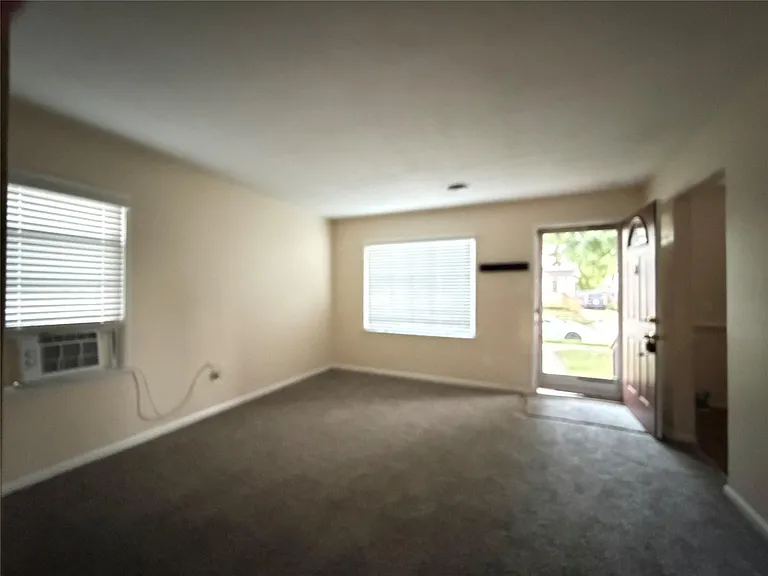 524 Manatee Ave — Photo 2
