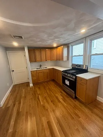 2 bed, 1.0 bath, 900 sqft, $2,350 — Photo 4