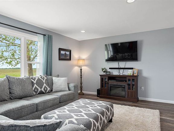 SPACIOUS LIVING ROOM