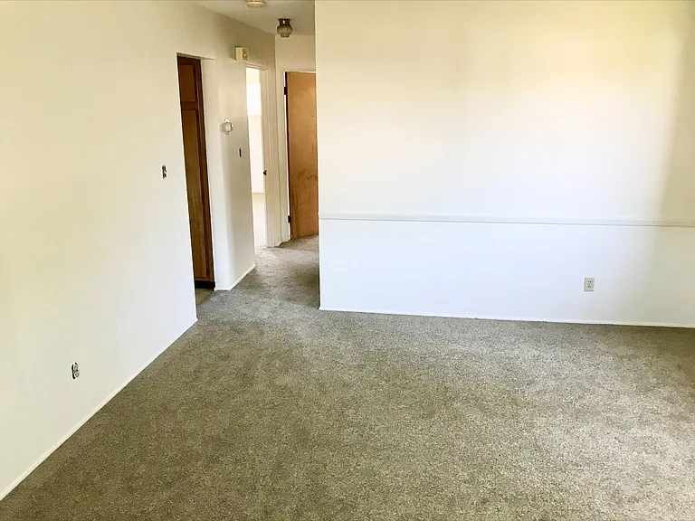 565 Treeside Dr — Photo 2