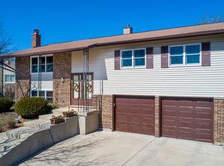 1320 Parker Pl, Elk Grove Village, IL 60007