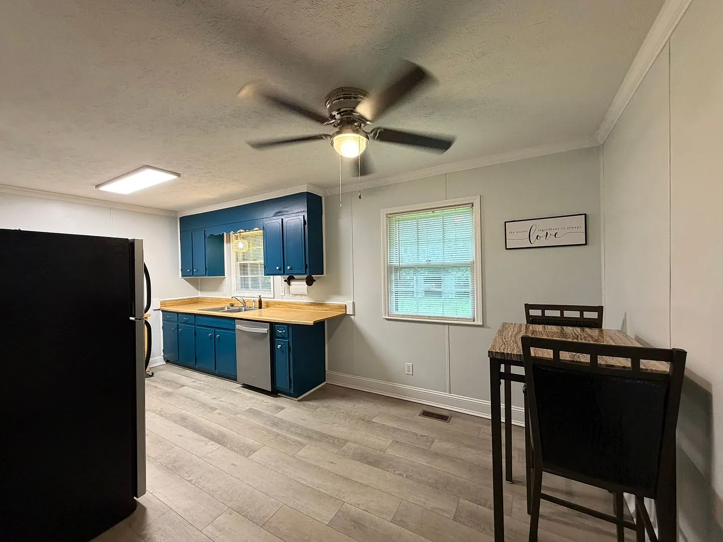 6350 Rockford ~ Arran Hills — Photo 2