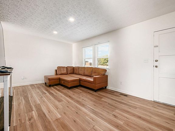 4th image of 811 Kinsman St