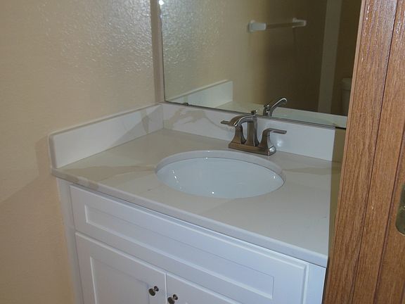 5th image of 628 NE English Manor Dr APT D
