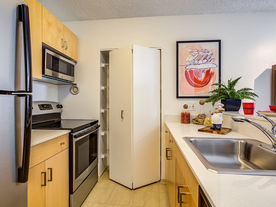 1st image of 710 N Dearborn St #2305