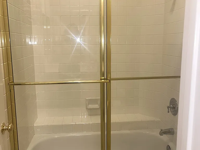 Tub/Shower in downstairs bathroom