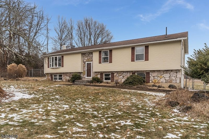 1st image of 11 Cemetery Rd