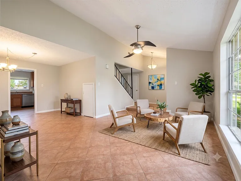 302 Morningside Dr — Photo 5