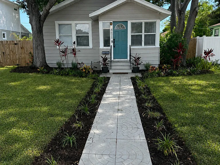 4624 Iris St N — Photo 1