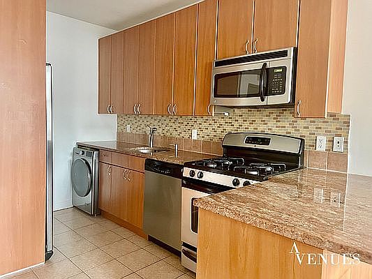 4th image of 230 E 111th St #6A