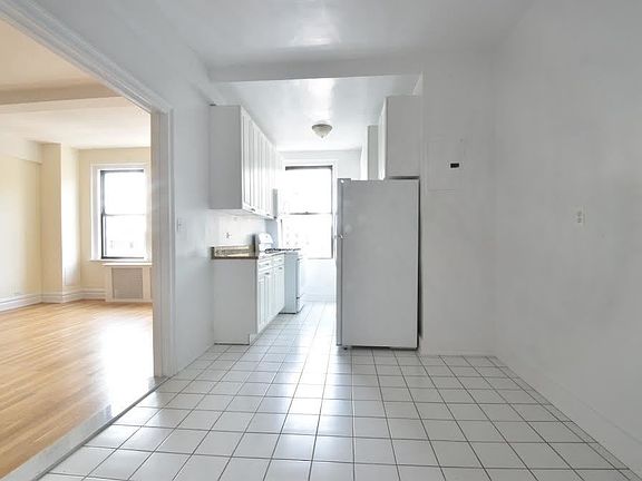 4th image of 225 W 106th St APT 8L