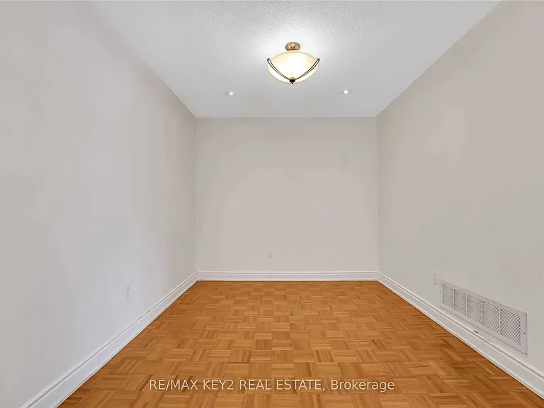 633 Caboto Trl — Photo 8