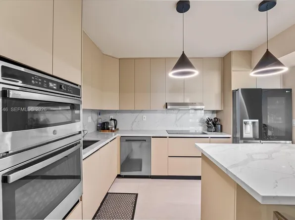 20281 E Country Club Dr APT 304, Aventura, FL 33180