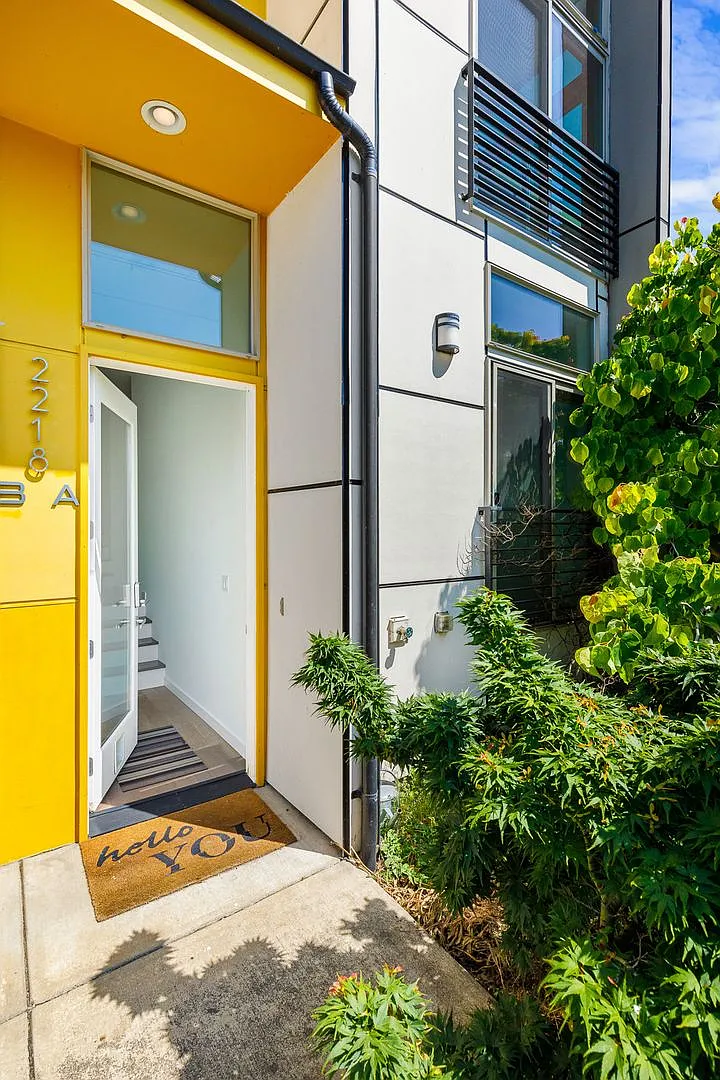 Eastlake Townhome with Rooftop Deck, Views & Dedicated Parking, 2 Bed + Office, 2 Bath — Photo 2