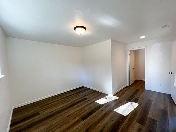 5th image of 800 Pracht St #3