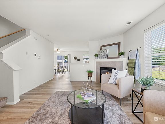 5th image of 518 Emerald Court SE