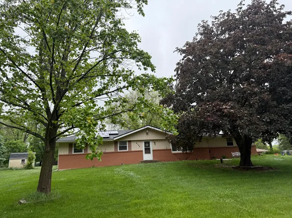 6194 Chatsworth Dr, Rockford, IL 61109