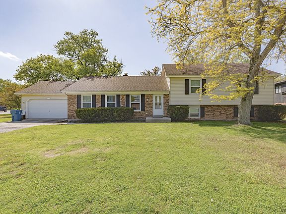 2nd image of 944 Carol Ln