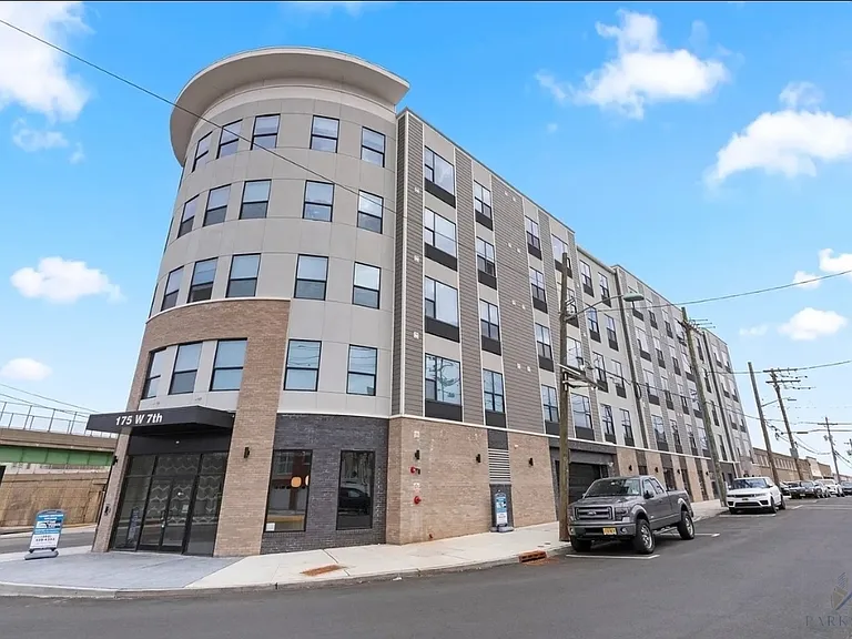 176 W 7th St #410 — Photo 19